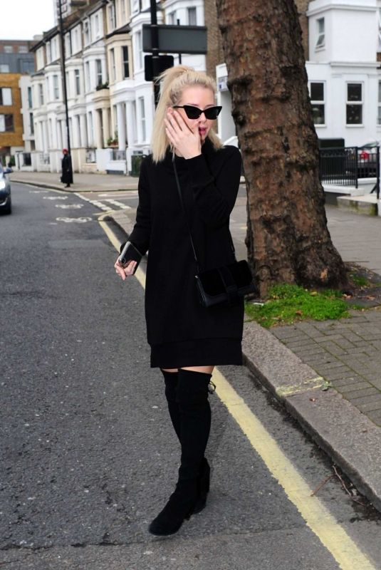 LOTTIE MOSS Leaves Dermadoc Cosmetic Clinic in London 03/03/2019