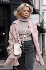 LOTTIE MOSS Shopping on Kings Road in London 03/05/2019