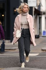 LOTTIE MOSS Shopping on Kings Road in London 03/05/2019