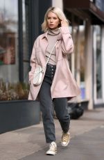 LOTTIE MOSS Shopping on Kings Road in London 03/05/2019