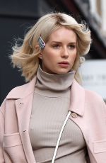 LOTTIE MOSS Shopping on Kings Road in London 03/05/2019