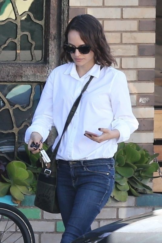 NATALIE PORTMAN Out for Breakfast in Los Feliz 03/12/2019