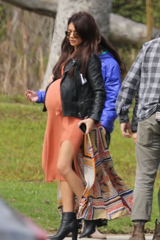 SARAH HYLAND on the Set Modern Family, Season 10 in Los Angeles 03/06/2019