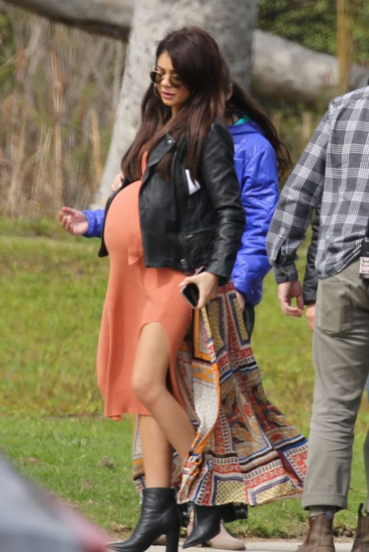 SARAH HYLAND on the Set Modern Family, Season 10 in Los Angeles 03/06/2019