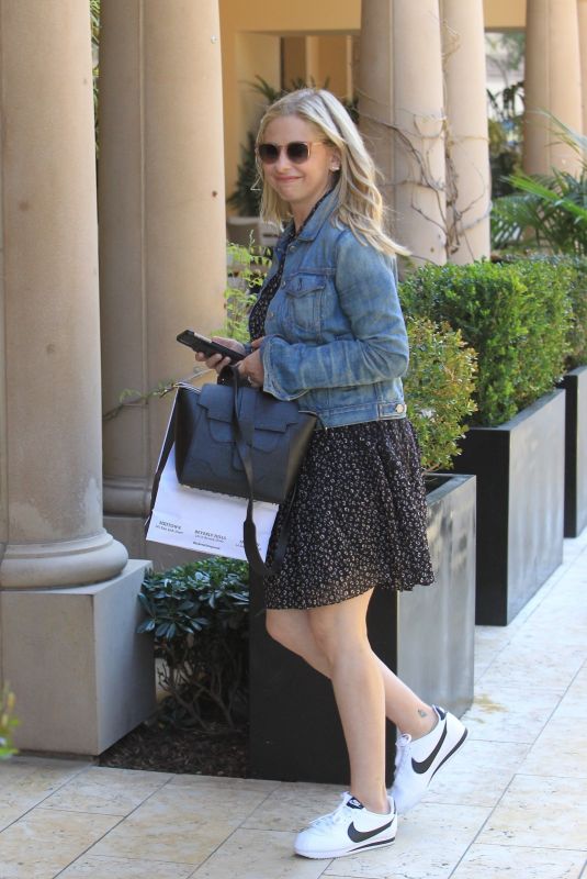 SARAH MICHELLE GELLAR Out Shopping in Beverly Hills 03/18/2019