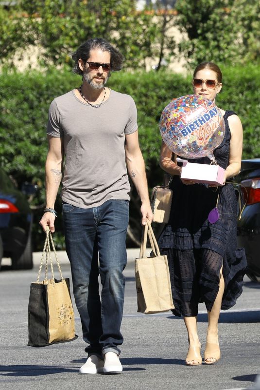 AMY ADAMS and Darren Le Gallo Shopping at Bristol Farms in Beverly Hills 04/10/2019