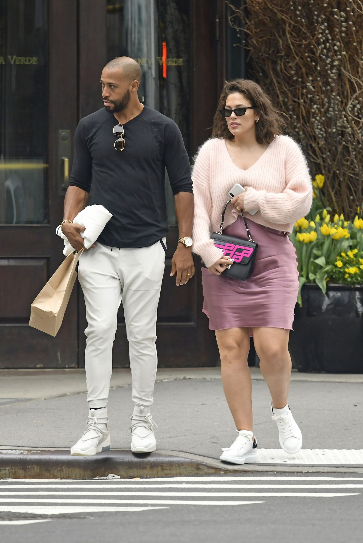 ashley-graham-and-justin-ervin-out-in-new-york-04-14-2019-10.jpg