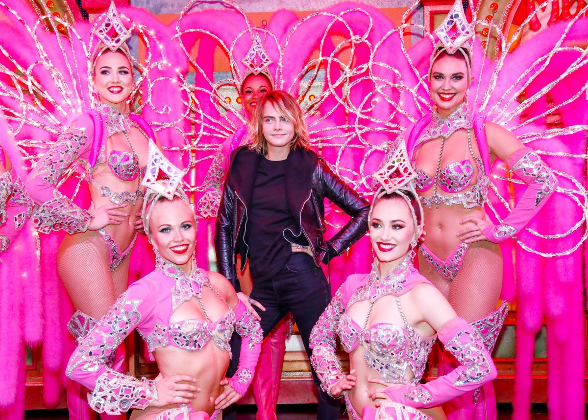 cara-delevingne-and-ashley-benson-poses-with-moulin-rouge-dancers-in-paris-04-09-2019-1.jpg