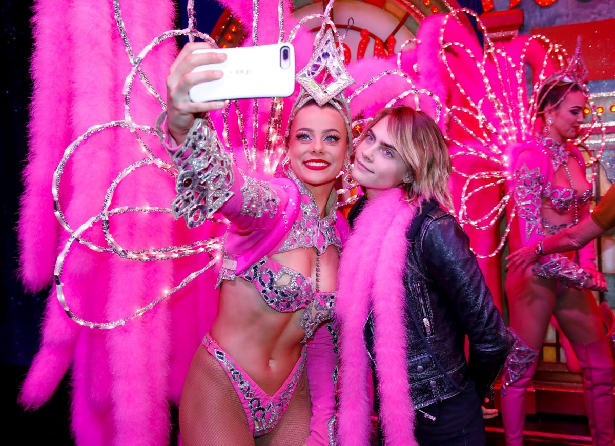 cara-delevingne-and-ashley-benson-poses-with-moulin-rouge-dancers-in-paris-04-09-2019-3.jpg
