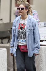 DREW BARRYMORE Shopping at a Local Market in Sydney 04/12/2019