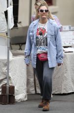 DREW BARRYMORE Shopping at a Local Market in Sydney 04/12/2019
