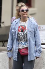DREW BARRYMORE Shopping at a Local Market in Sydney 04/12/2019