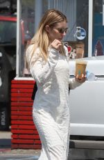 EMMA ROBERTS Shopping Grocery in Los Angeles 04/26/2019