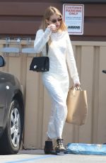 EMMA ROBERTS Shopping Grocery in Los Angeles 04/26/2019
