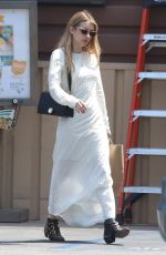 EMMA ROBERTS Shopping Grocery in Los Angeles 04/26/2019