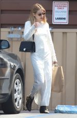 EMMA ROBERTS Shopping Grocery in Los Angeles 04/26/2019