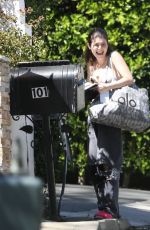 ISABELLA GIANNULLI Picks Mail in Bel Air 03/31/2019