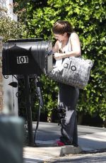 ISABELLA GIANNULLI Picks Mail in Bel Air 03/31/2019
