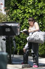 ISABELLA GIANNULLI Picks Mail in Bel Air 03/31/2019