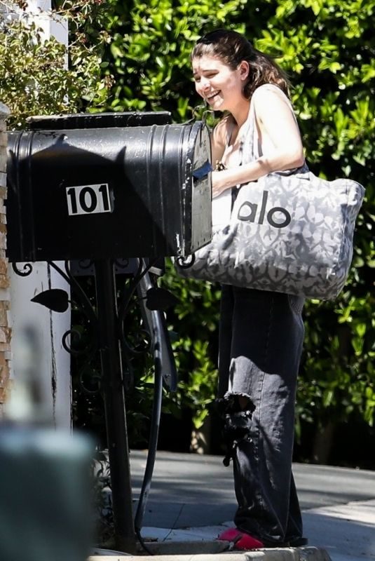 ISABELLA GIANNULLI Picks Mail in Bel Air 03/31/2019