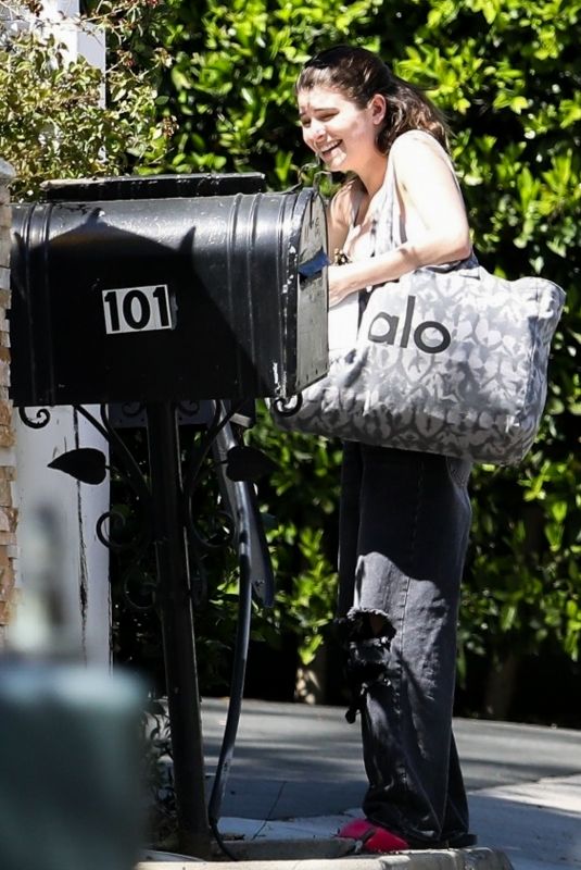 ISABELLA GIANNULLI Picks Mail in Bel Air 03/31/2019