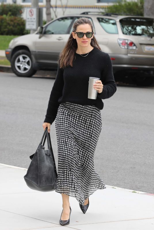 JENNIFER GARNER Arrives at a Church in Palisaded 04/28/2019