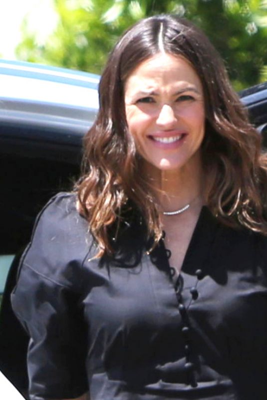 JENNIFER GARNER Out for Lunch in Los Angeles 04/24/2019