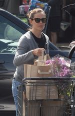 JENNIFER GARNER Shopping for Grocery in Los Angeles 04/15/2019