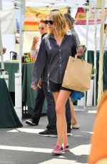 JULIAROBERTS Shopping at Farmers Market in Los Angeles 04/08/2019