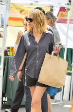 JULIAROBERTS Shopping at Farmers Market in Los Angeles 04/08/2019