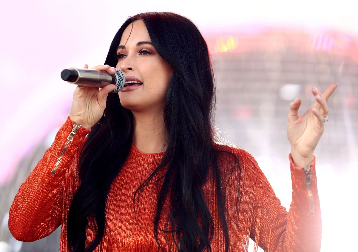 kacey-musgraves-performs-at-20109-coachella-valley-music-and-arts-festival-in-indio-04-12-2019-10.jpg