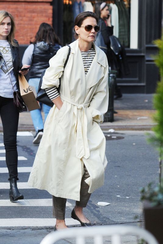KATIE HOLMES Heading to Delicatessen in New York 04/18/2019