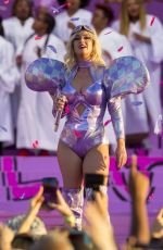 KATY PERRY Performs at 2019 New Orleans Jazz & Heritage Festival 50th Anniversary 04/27/2019
