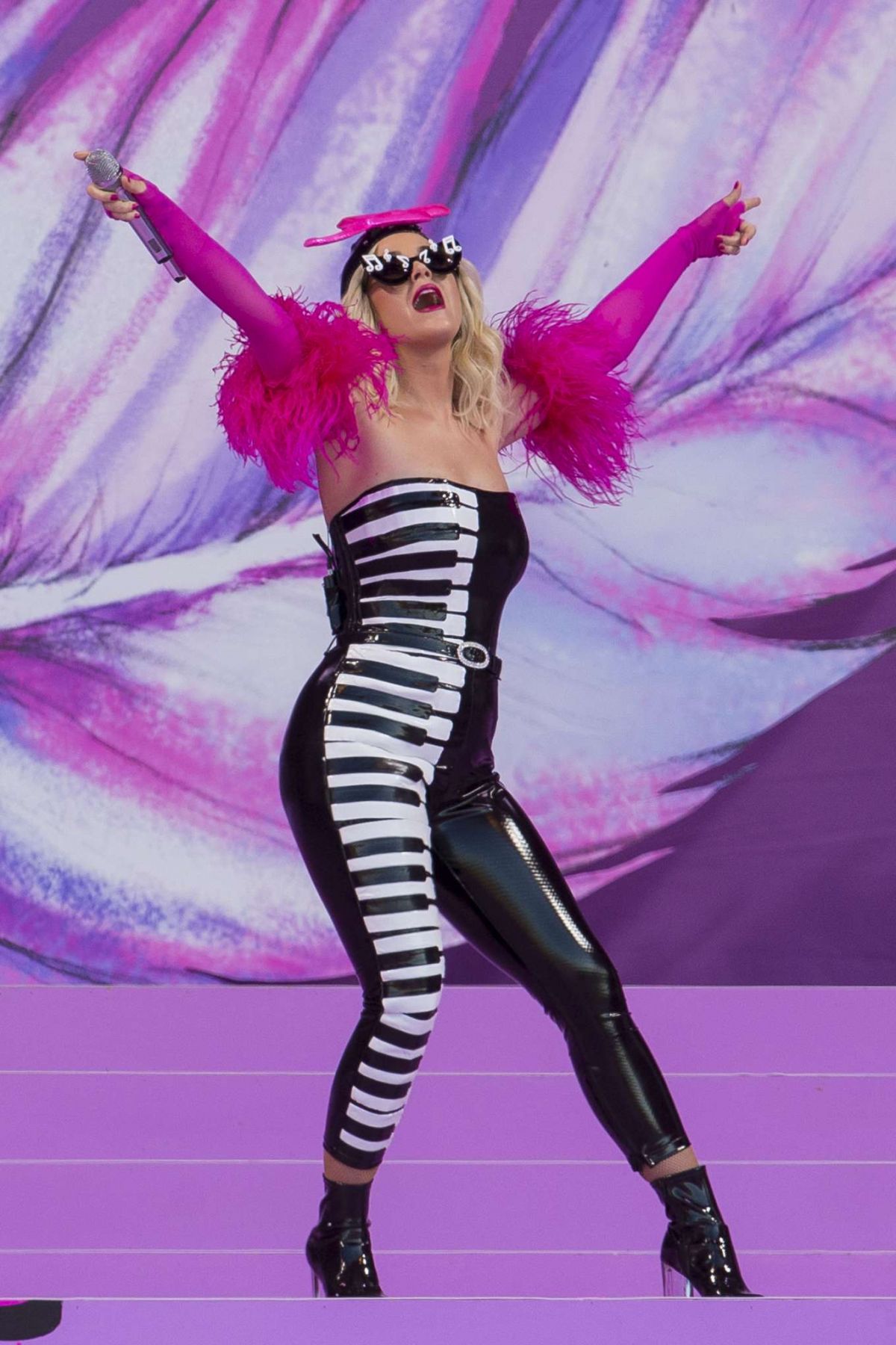 katy-perry-performs-at-2019-new-orleans-jazz-heritage-festival-50th-anniversary-04-27-2019-2.jpg