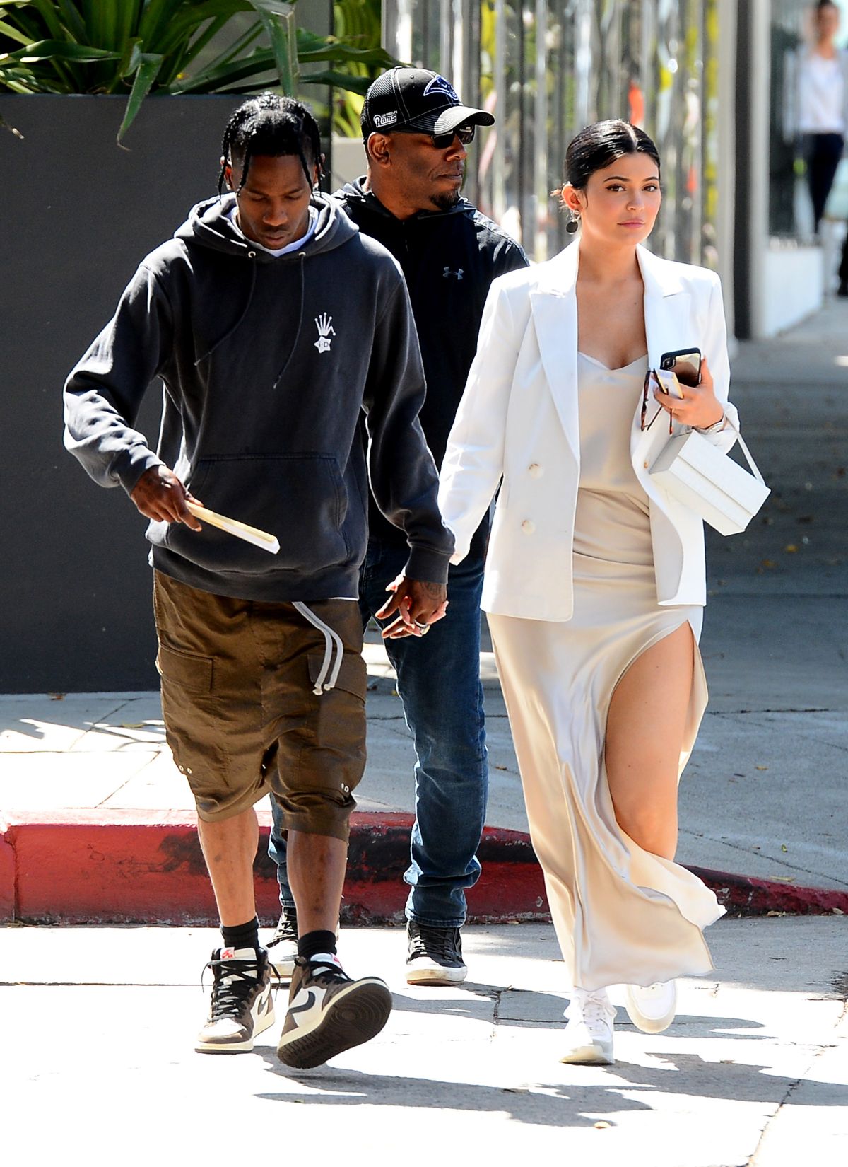 kylie-jenner-and-travis-scott-out-shopping-in-west-hollywood-04-22-2019-5.jpg