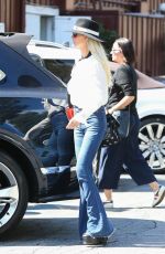 LAETICIA HALLYDAY Shopping at Brentwood Country Mart 04/06/2019