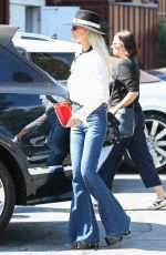 LAETICIA HALLYDAY Shopping at Brentwood Country Mart 04/06/2019