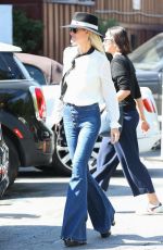 LAETICIA HALLYDAY Shopping at Brentwood Country Mart 04/06/2019
