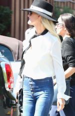LAETICIA HALLYDAY Shopping at Brentwood Country Mart 04/06/2019