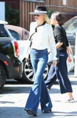 LAETICIA HALLYDAY Shopping at Brentwood Country Mart 04/06/2019