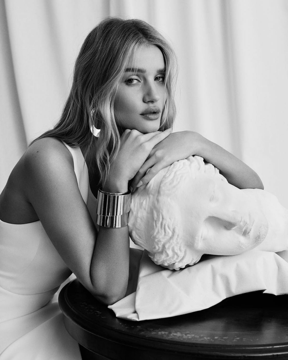 rosie-huntington-whiteley-for-bcbgmaxazria-spring-summer-2019-campaign-6.jpg