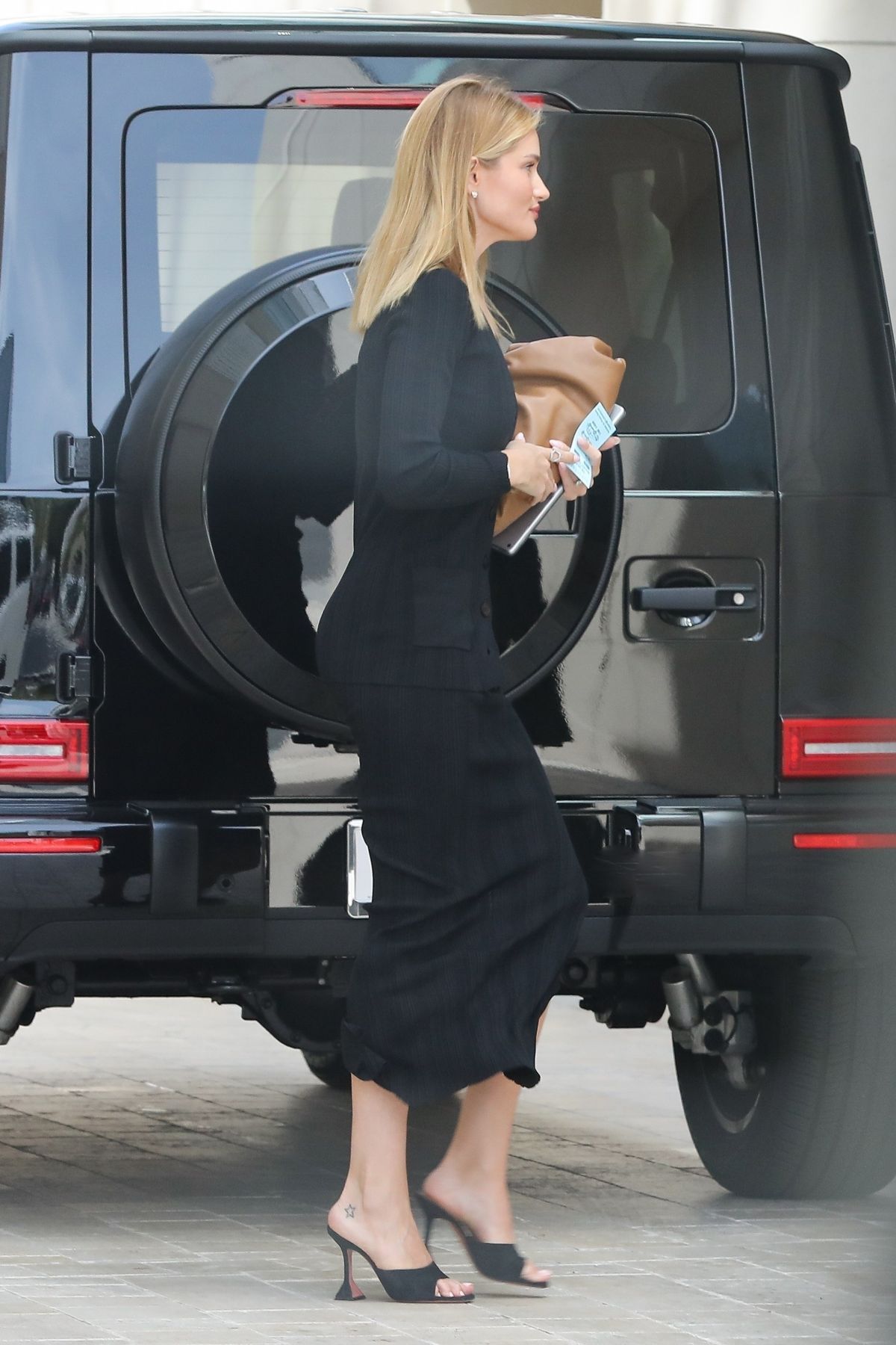 rosie-huntington-whiteley-out-and-about-in-beverly-hills-04-09-2019-6.jpg