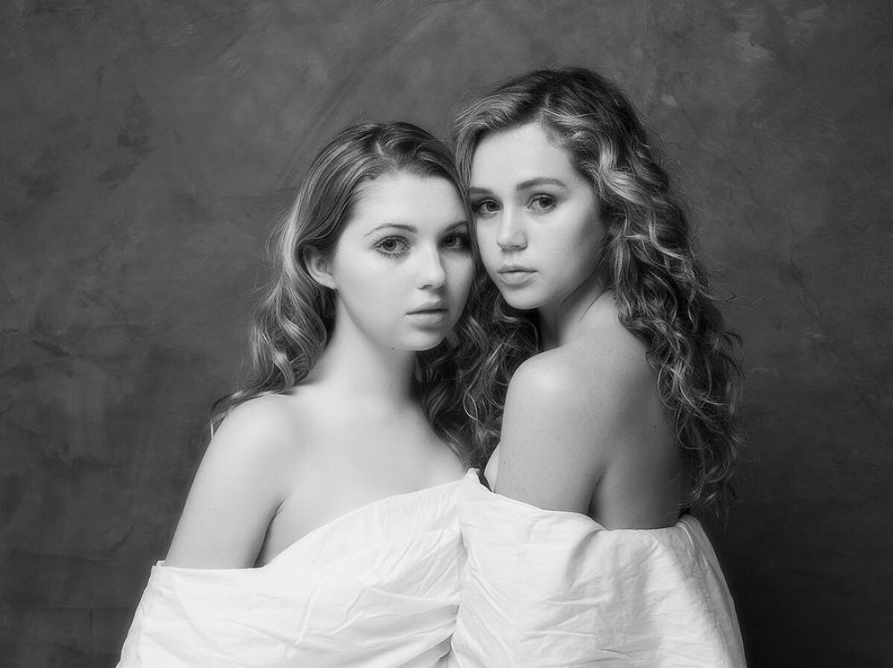 SAMMI HANRATTY and BREC BASSINGER on the Set of a Photoshoot, 2019.