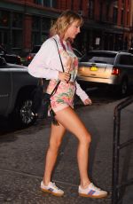 TAYLOR SWIFT Arrives at Her Apartment in New York 04/22/2019