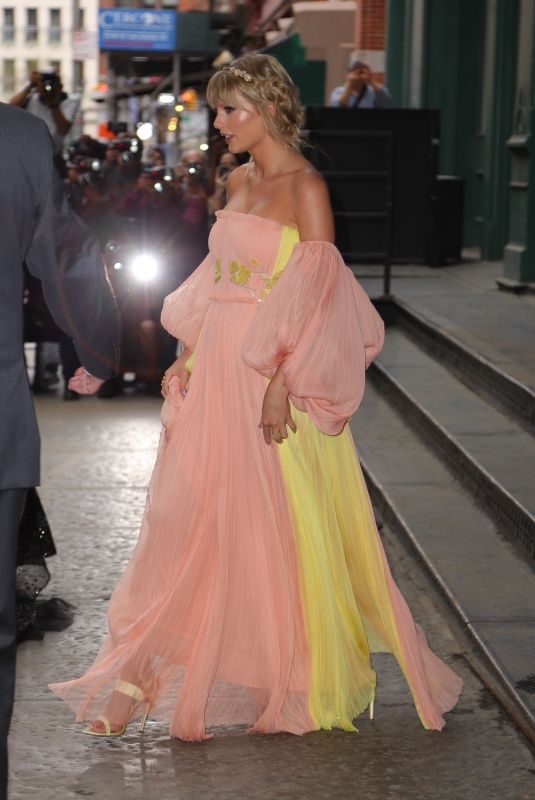 TAYLOR SWIFT Leaves Her Apartment in New York 04/23/2019