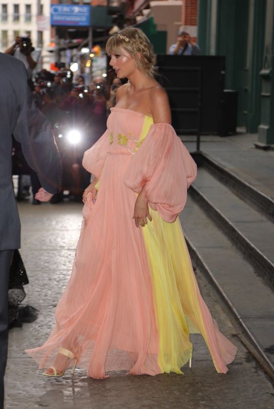 TAYLOR SWIFT Leaves Her Apartment in New York 04/23/2019