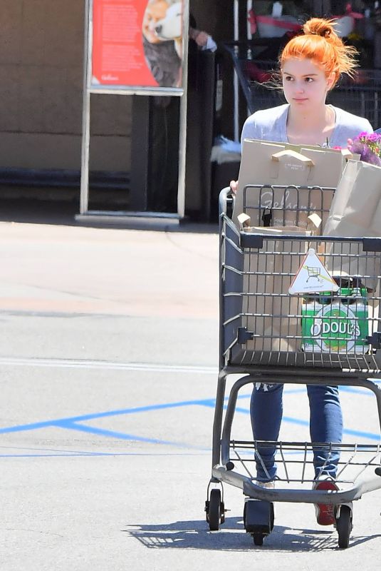 ARIEL WINTER Shopping at Grocery Store in Studio City 05/08/2019