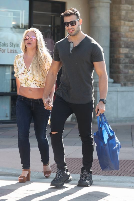 BRITNEY SPEARS Out Shopping at The Gap in Camarillo 05/17/2019