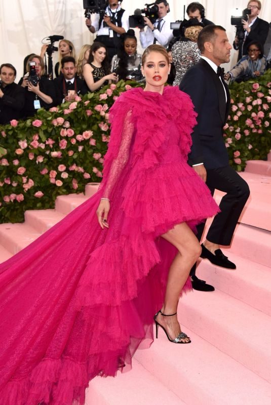 DOUTZEN KROES at 2019 Met Gala in New York 05/06/2019