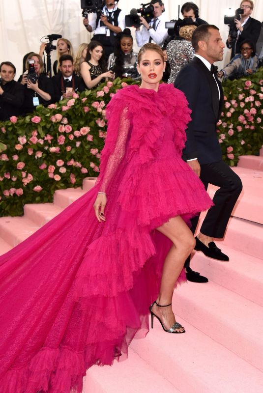 DOUTZEN KROES at 2019 Met Gala in New York 05/06/2019
